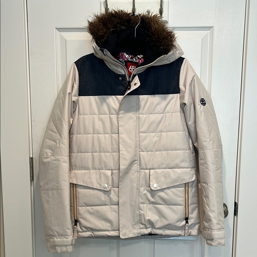 686 Cream Puffer Snowboard Jacket with Weather-Resistant Design